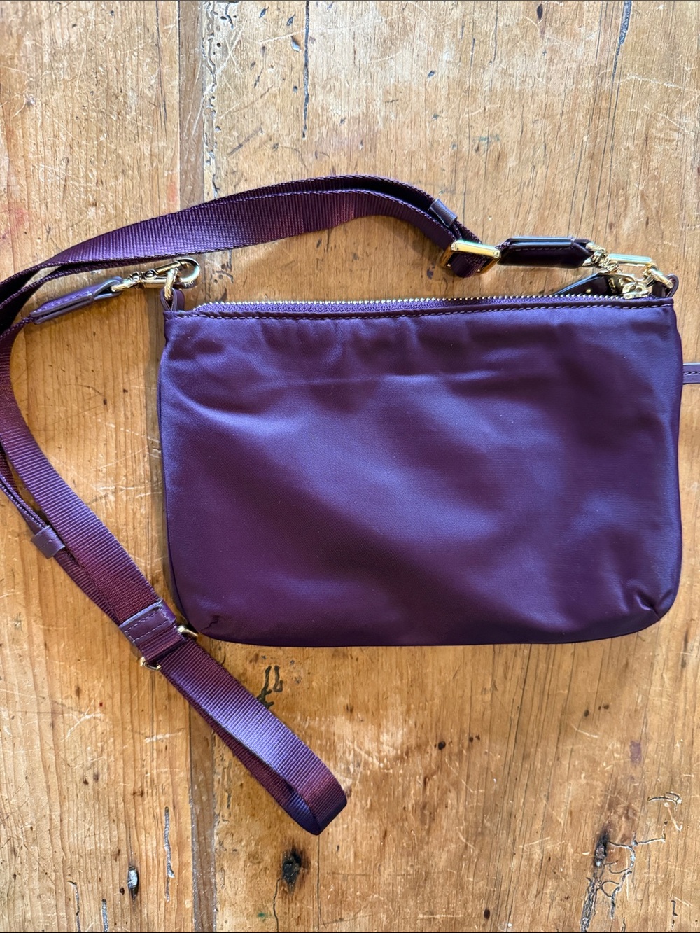 Tumi Voyager Collection Plum Nylon Crossbody with Gold Hardware & adjustable str - Picture 4 of 10
